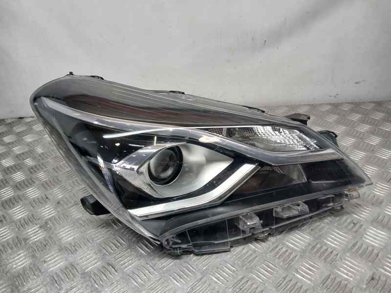 Recambio de faro derecho para toyota yaris active referencia OEM IAM 811300DJ90  PATA REPARADA