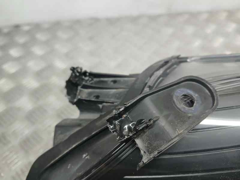 Recambio de faro derecho para toyota yaris active referencia OEM IAM 811300DJ90  PATA REPARADA