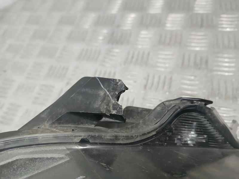 Recambio de faro derecho para toyota yaris active referencia OEM IAM 811300DJ90  PATA REPARADA