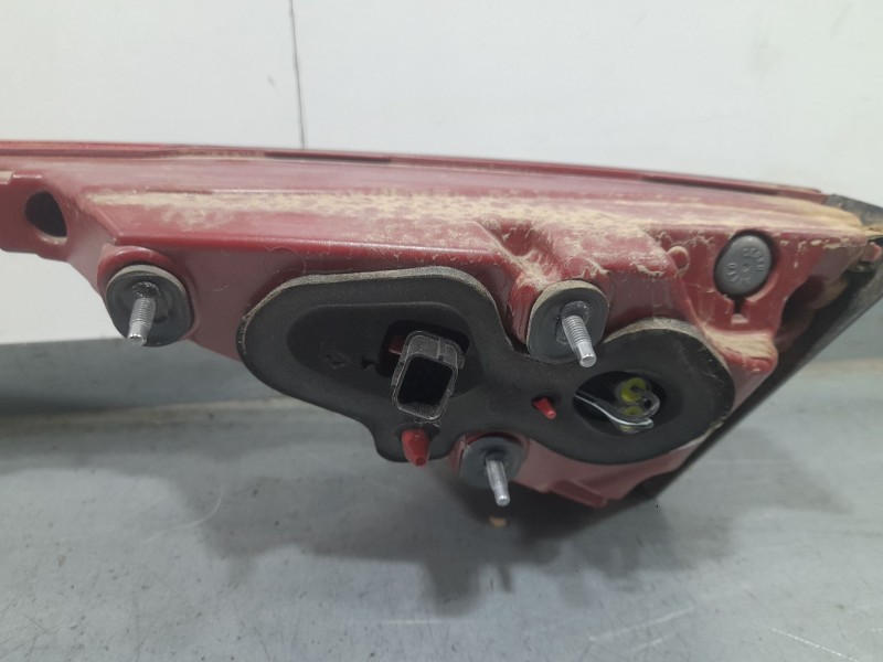 Recambio de piloto trasero central para kia stinger (ck) gt-line 2wd referencia OEM IAM 92403J5010  