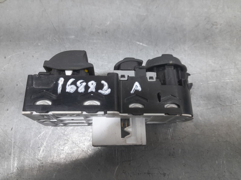 Recambio de mando elevalunas delantero izquierdo para opel vivaro c furgoneta (k0) 1.5 referencia OEM IAM 96784561ZD E31732 VALE