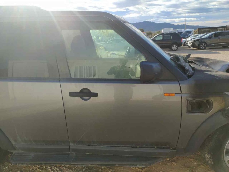 Recambio de puerta delantera derecha para land rover discovery tdv6 hse referencia OEM IAM LR016462 TOCADA 