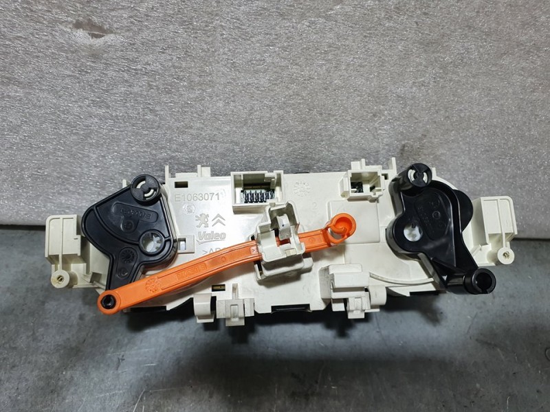 Recambio de mando calefaccion / aire acondicionado para peugeot 208 active referencia OEM IAM 96722483 T1013332G E1063173