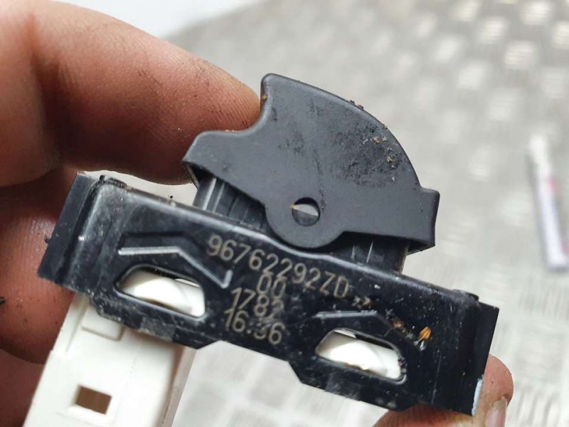 Recambio de mando elevalunas delantero derecho para peugeot 308 style referencia OEM IAM 96762292ZD  