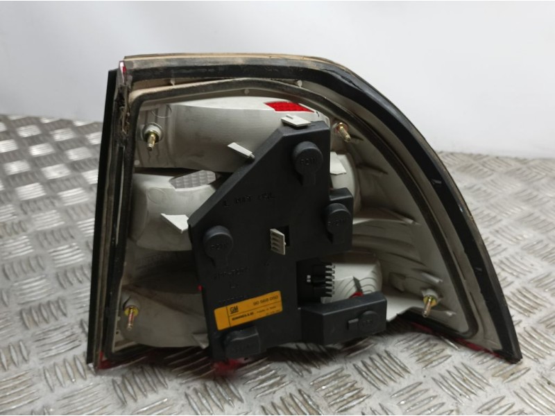 Recambio de piloto trasero izquierdo para opel vectra b berlina básico referencia OEM IAM 90512715  