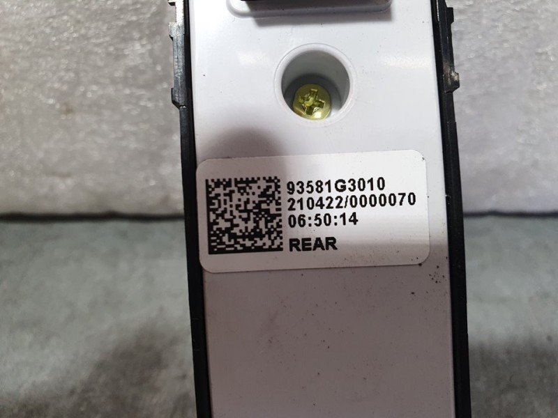 Recambio de mando elevalunas trasero izquierdo para hyundai i30 fastback klass referencia OEM IAM 93581G3010  
