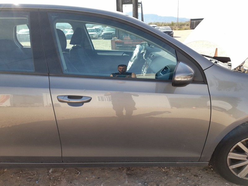 Recambio de puerta delantera derecha para volkswagen golf vi (5k1) 1.6 tdi referencia OEM IAM 5K4831056H TOCADA 