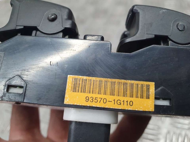 Recambio de mando elevalunas delantero izquierdo para kia rio 1.5 crdi emotion referencia OEM IAM 935701G110  