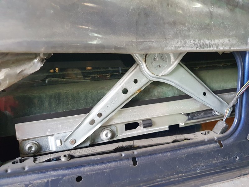 Recambio de elevalunas delantero derecho para opel corsa c cosmo referencia OEM IAM 9113360  ELECTRICO