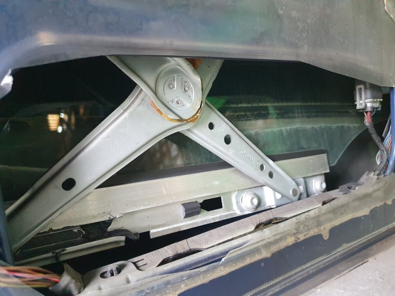 Recambio de elevalunas delantero izquierdo para opel corsa c cosmo referencia OEM IAM 9113359  ELECTRICO