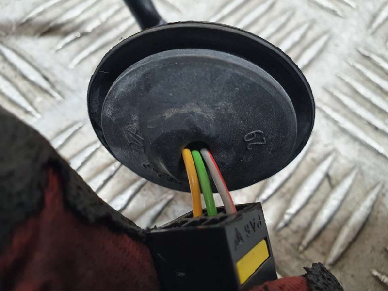 Recambio de retrovisor izquierdo para opel corsa d selective referencia OEM IAM 468435664  ELECTRICO 3 CABLES TOCADA