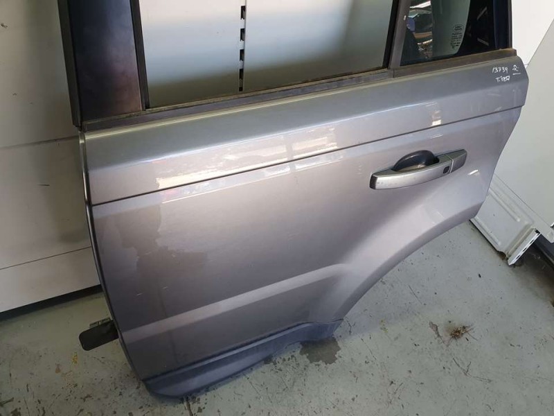 Recambio de puerta trasera izquierda para land rover range rover sport hse referencia OEM IAM BFA790090  TOCADA