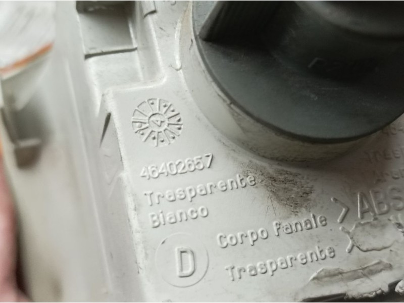 Recambio de piloto delantero derecho para fiat punto berl. (176) 60 sx referencia OEM IAM 46402657  