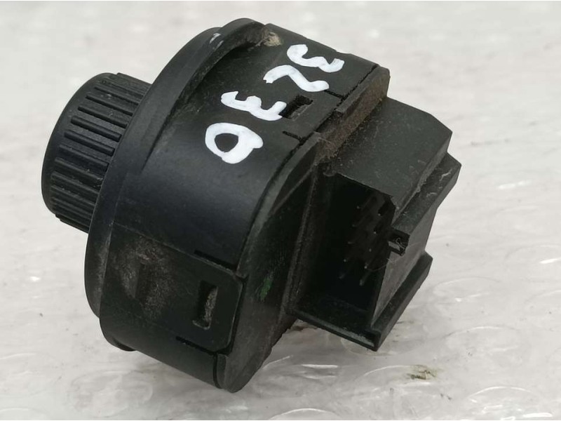 Recambio de mando retrovisor para skoda fabia 1.0 mpi referencia OEM IAM 5JB959565  