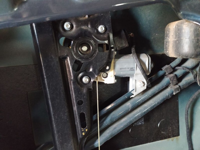 Recambio de elevalunas trasero izquierdo para bmw serie 5 berlina (e60) 530i referencia OEM IAM  6 PINS ELECTRICO