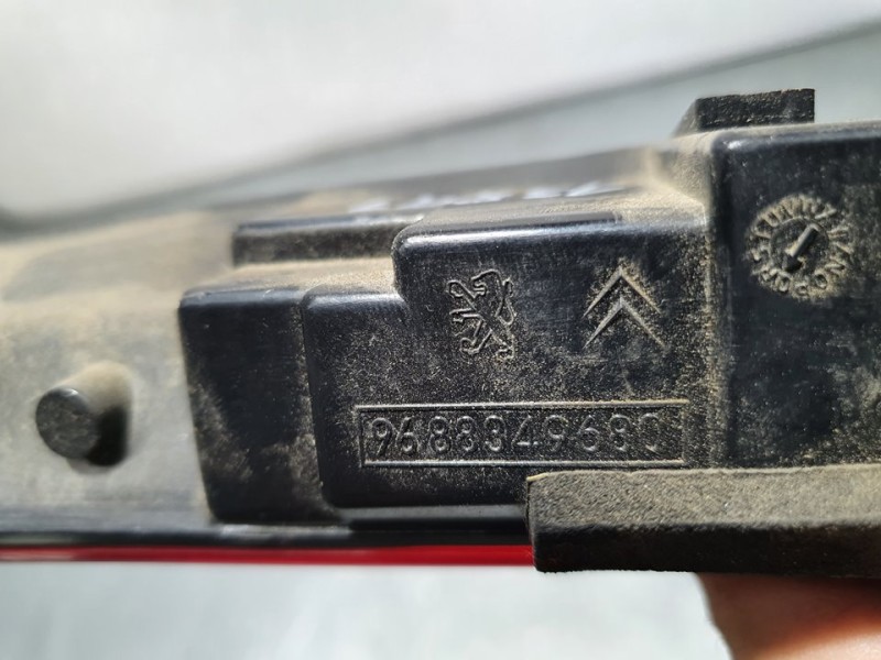 Recambio de piloto trasero central para citroën c4 picasso exclusive referencia OEM IAM 9688349680  