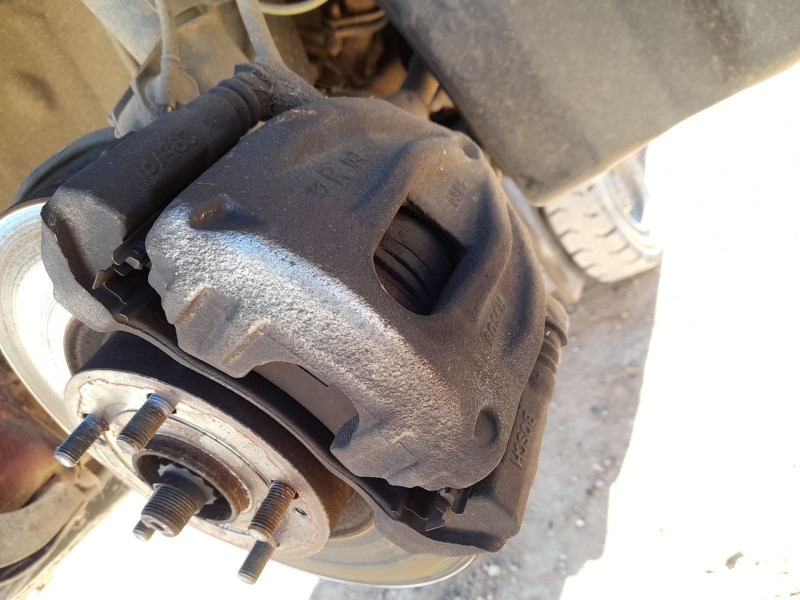 Recambio de pinza freno delantera derecha para toyota avensis (_t25_) 2.2 d-4d (adt251_) referencia OEM IAM 4773005060  