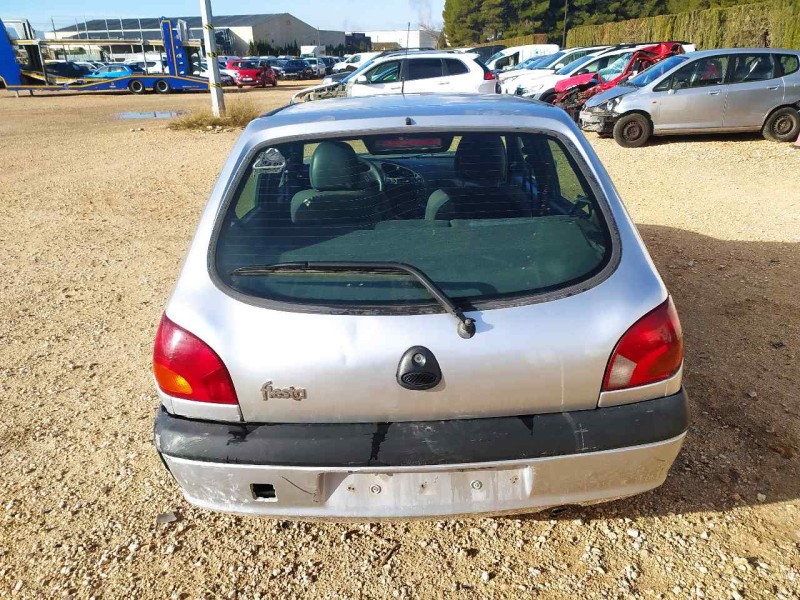 ford fiesta berlina (dx) del año 2001