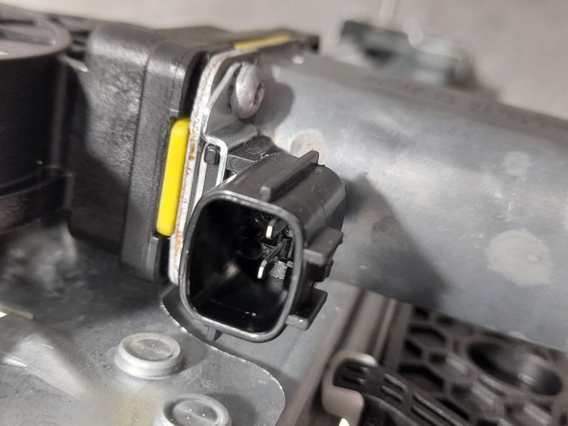 Recambio de elevalunas trasero derecho para dacia sandero stepway referencia OEM IAM 827206067R  ELECTRICO 2 PINES