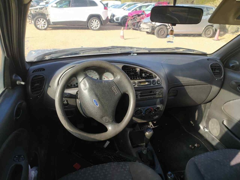 ford fiesta berlina (dx) del año 2001