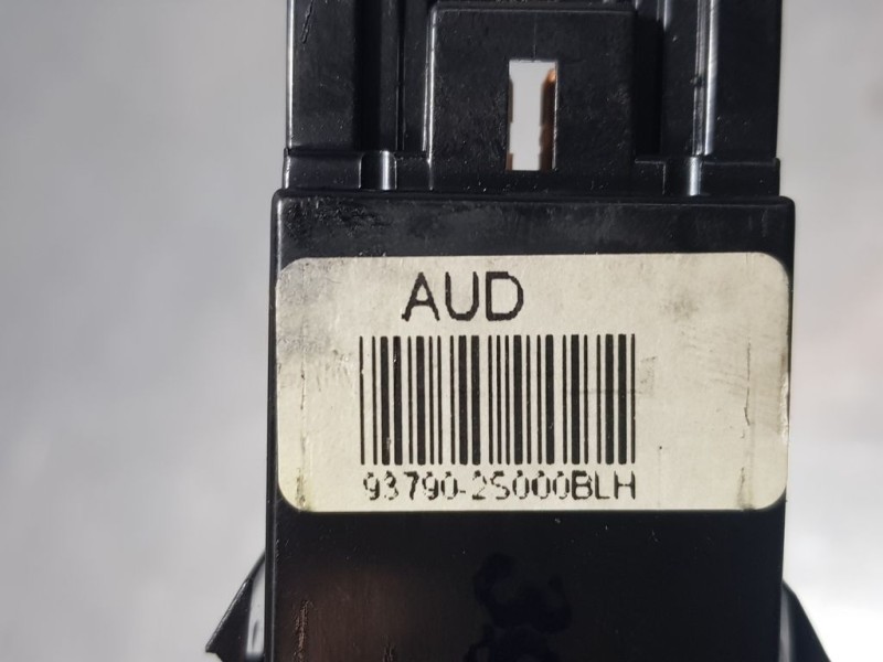 Recambio de warning para hyundai ix35 comfort 2wd referencia OEM IAM 9379025000BLH  