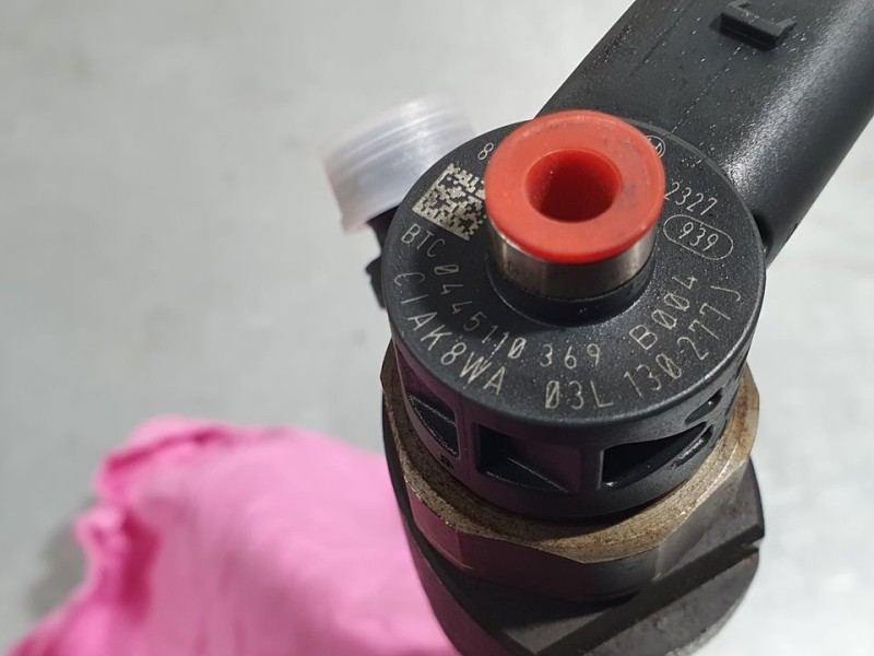 Recambio de inyector para volkswagen passat lim. (362) 2.0 tdi referencia OEM IAM 03L130277J 0445110369 BOSCH