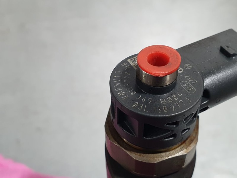 Recambio de inyector para volkswagen passat lim. (362) 2.0 tdi referencia OEM IAM 03L130277J 0445110369 BOSCH