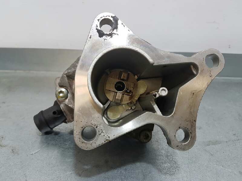 Recambio de depresor freno / bomba vacio para renault clio i phase iii 1.9 d rn referencia OEM IAM 72117220M  PIERBURG