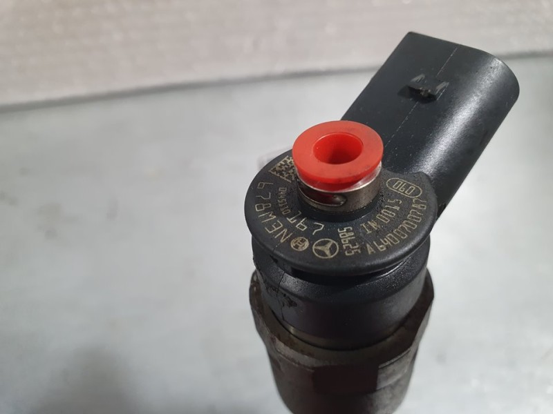 Recambio de inyector para mercedes-benz clase b (w245) 200 cdi (245.208) referencia OEM IAM A6400700787 0445110167 BOSCH