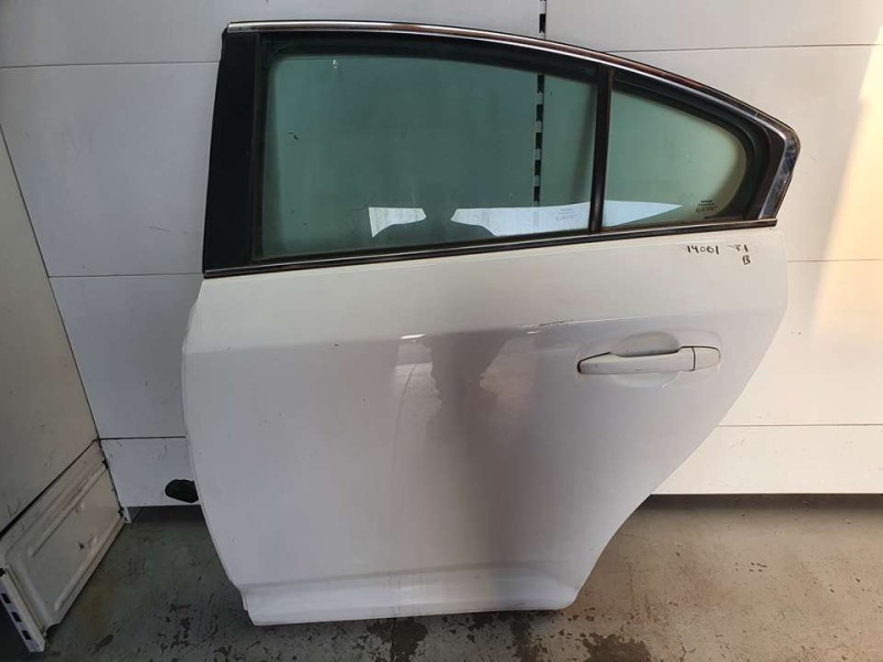 Recambio de puerta trasera izquierda para toyota avensis (t27) advance referencia OEM IAM 6700405170  TOCADO