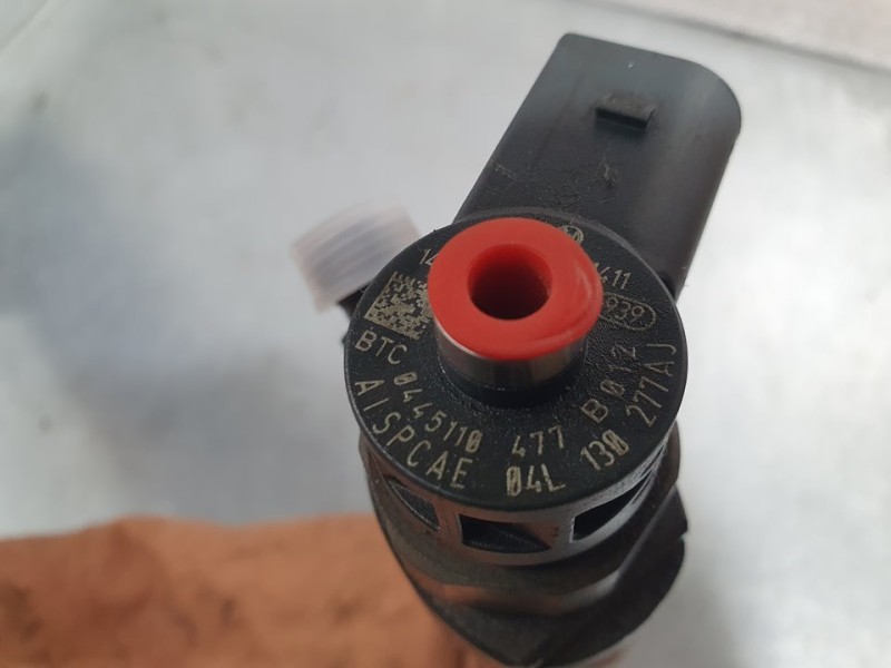 Recambio de inyector para volkswagen golf vii lim. (5g1) 1.6 16v tdi dpf referencia OEM IAM 04L130277AJ 0445110477 BOSCH