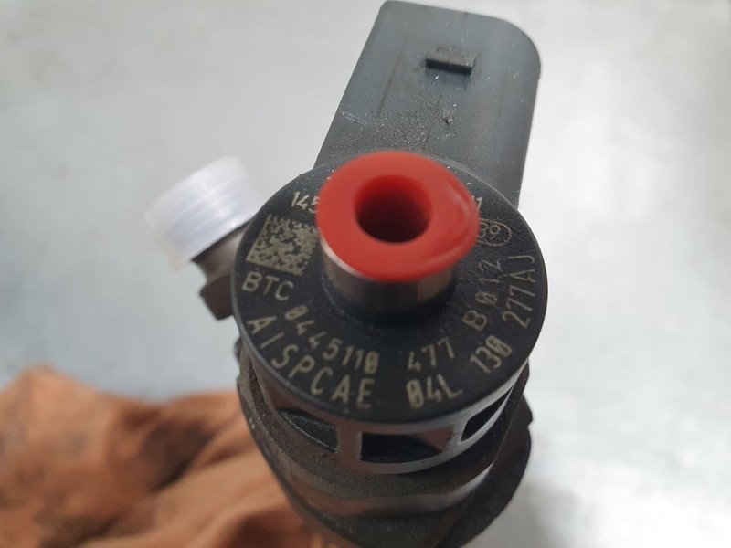 Recambio de inyector para volkswagen golf vii lim. (5g1) 1.6 16v tdi dpf referencia OEM IAM 04L130277AJ 0445110477 BOSCH