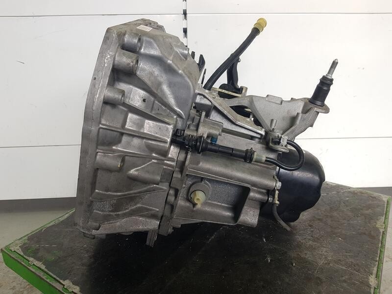 Recambio de caja cambios para dacia sandero stepway essential referencia OEM IAM JR5086 A045717 5 VELOCIDADES