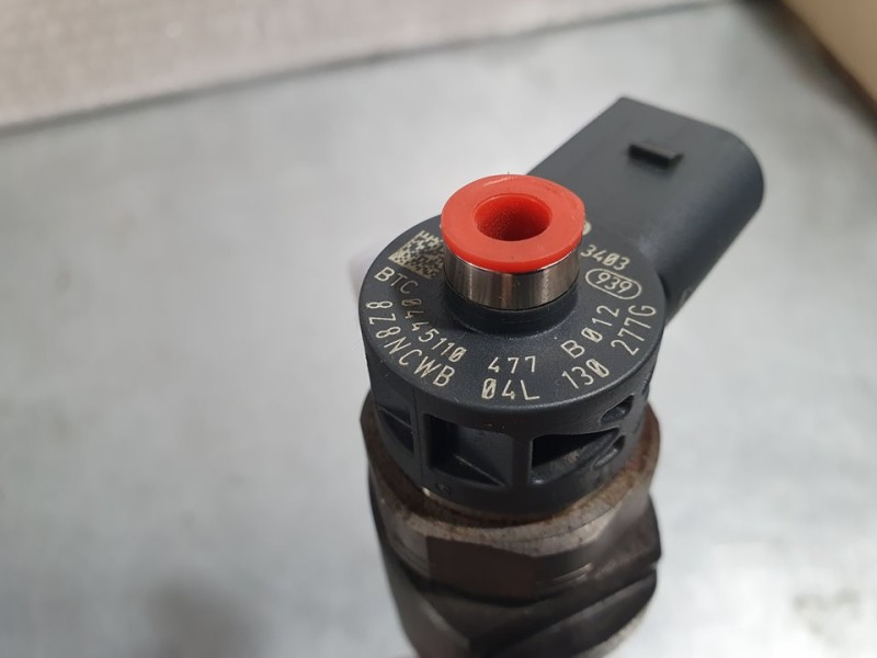 Recambio de inyector para volkswagen golf vii lim. advance bluemotion referencia OEM IAM 04L130277G 0445110477 BOSCH