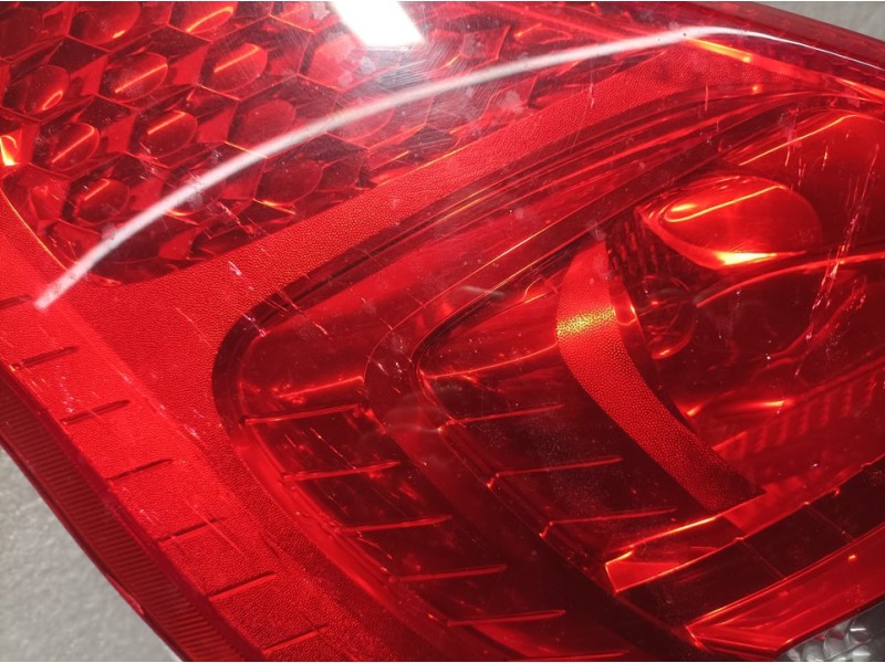 Recambio de piloto trasero izquierdo para ford fiesta (cb1) ambiente referencia OEM IAM 8A6113405A  ROZADO