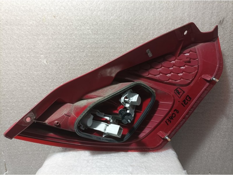 Recambio de piloto trasero izquierdo para ford fiesta (cb1) ambiente referencia OEM IAM 8A6113405A  ROZADO