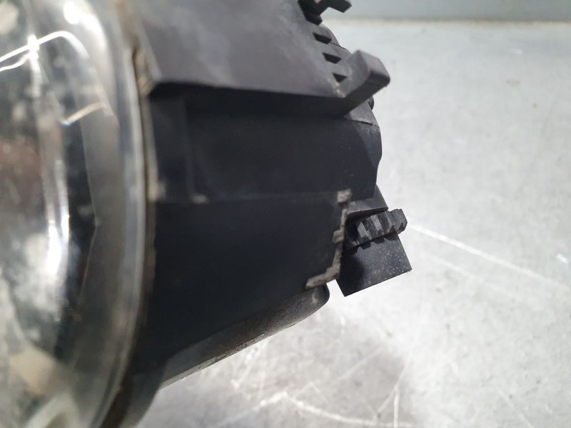 Recambio de faro antiniebla derecho para dacia duster laureate 4x2 referencia OEM IAM 8200074008 89202503 VALEO 2 PATAS ROTAS