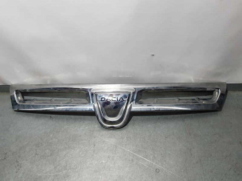 Recambio de rejilla delantera para dacia duster laureate 4x2 referencia OEM IAM   
