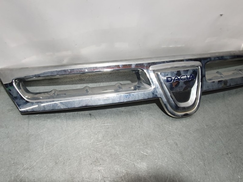Recambio de rejilla delantera para dacia duster laureate 4x2 referencia OEM IAM   