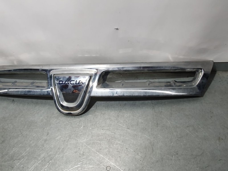 Recambio de rejilla delantera para dacia duster laureate 4x2 referencia OEM IAM   