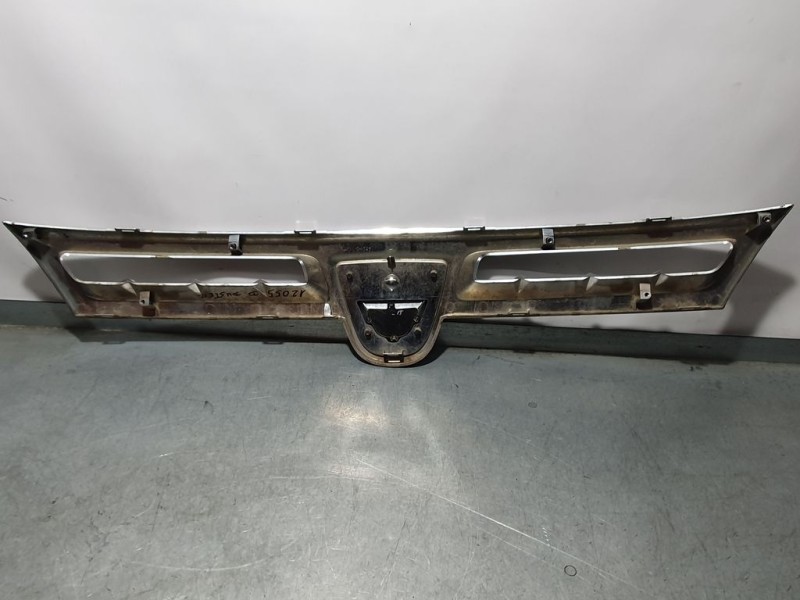 Recambio de rejilla delantera para dacia duster laureate 4x2 referencia OEM IAM   