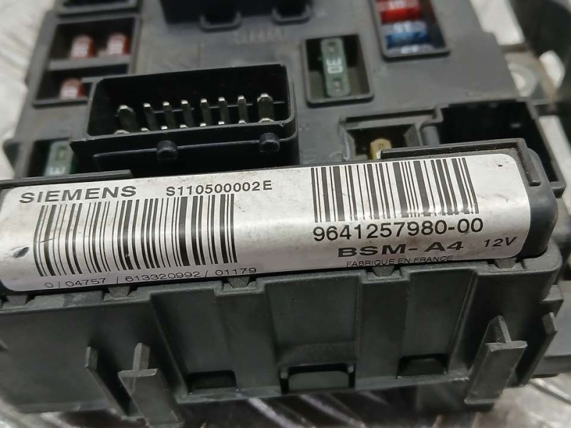Recambio de caja reles / fusibles para citroën c5 berlina 2.0 16v premier referencia OEM IAM 9641257980 S110500002E SIEMENS