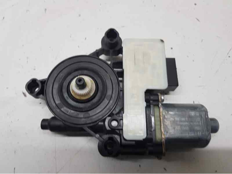 Recambio de motor elevalunas trasero derecho para volkswagen polo advance referencia OEM IAM 5Q0959812D  