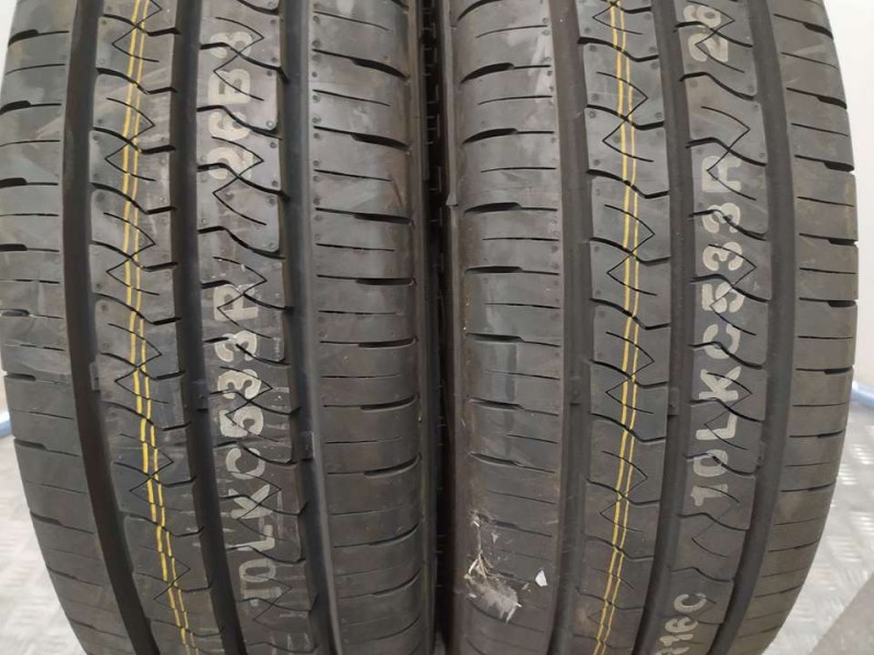 Recambio de neumatico pareja para neumaticos nuevos - referencia OEM IAM 2157516C 215/75/16/116-114R KUMHO