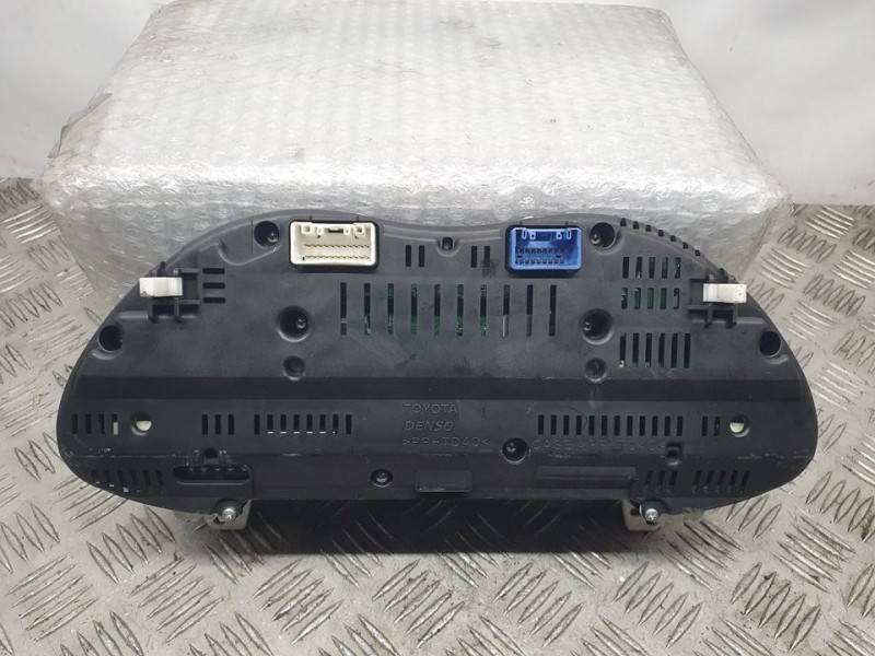 Recambio de cuadro instrumentos para toyota avensis berlina (t25) 2.0 sol sedán (4-ptas.) referencia OEM IAM 8380005A90C MB25743