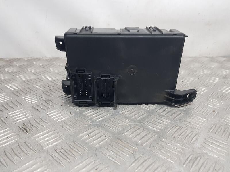 Recambio de caja reles / fusibles para opel corsa d 111 years referencia OEM IAM 13350672  