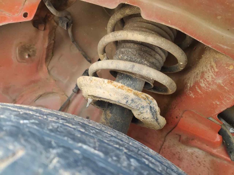 Recambio de amortiguador delantero derecho para jeep renegade sport fwd referencia OEM IAM 0052104502  