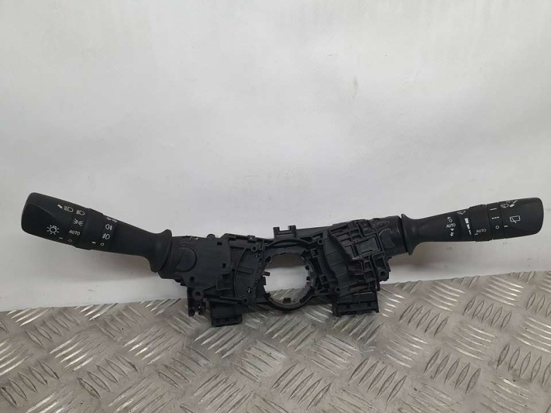 Recambio de mando luces y limpia para toyota auris touring sports (e18) active referencia OEM IAM 0272017F852  