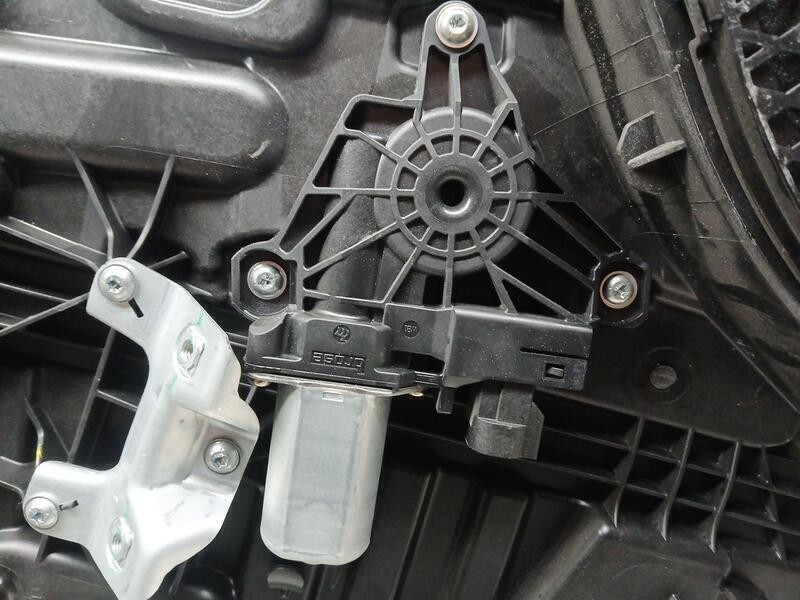 Recambio de elevalunas trasero izquierdo para jeep renegade sport fwd referencia OEM IAM 520651570 ELECTRICA 2 PINS C46791104