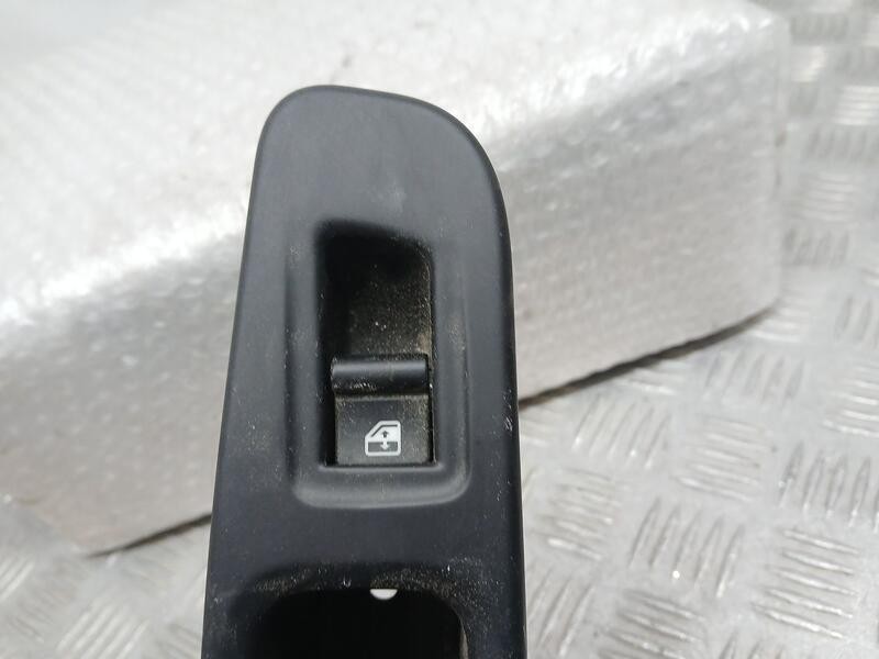 Recambio de mando elevalunas trasero izquierdo para jeep renegade sport fwd referencia OEM IAM 735603927  30170844